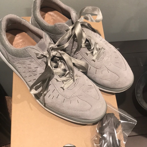 UGG - Picture 2 of 4